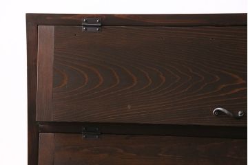 パタパタ扉の下駄箱を新規製作!本体はヒノキ無垢材、前板は古材を使用。取っ手を取り付け。濃い茶色で着色し仕上げ。(収納棚、戸棚、キャビネット、ロッカー)