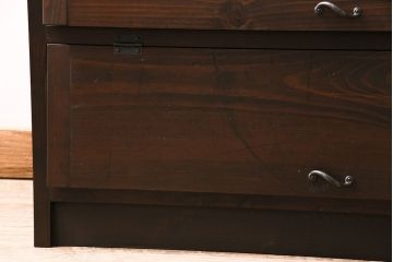 パタパタ扉の下駄箱を新規製作!本体はヒノキ無垢材、前板は古材を使用。取っ手を取り付け。濃い茶色で着色し仕上げ。(収納棚、戸棚、キャビネット、ロッカー)