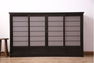 書院戸を利用したキャビネットを新規製作!当店商品を参考にデザイン。可動式の棚板を設置。濃い茶色で着色し仕上げ。(収納棚、戸棚、サイドボード、下駄箱)