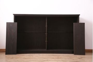 書院戸を利用したキャビネットを新規製作!当店商品を参考にデザイン。可動式の棚板を設置。濃い茶色で着色し仕上げ。(収納棚、戸棚、サイドボード、下駄箱)