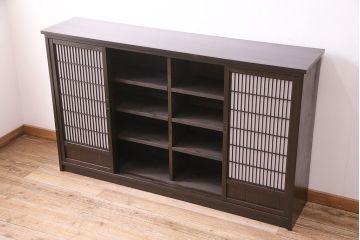 書院戸を利用したキャビネットを新規製作!当店商品を参考にデザイン。可動式の棚板を設置。濃い茶色で着色し仕上げ。(収納棚、戸棚、サイドボード、下駄箱)
