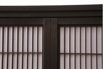 書院戸を利用したキャビネットを新規製作!当店商品を参考にデザイン。可動式の棚板を設置。濃い茶色で着色し仕上げ。(収納棚、戸棚、サイドボード、下駄箱)
