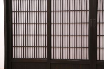 書院戸を利用したキャビネットを新規製作!当店商品を参考にデザイン。可動式の棚板を設置。濃い茶色で着色し仕上げ。(収納棚、戸棚、サイドボード、下駄箱)