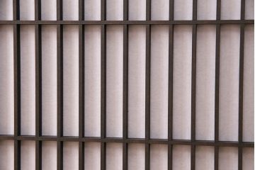 書院戸を利用したキャビネットを新規製作!当店商品を参考にデザイン。可動式の棚板を設置。濃い茶色で着色し仕上げ。(収納棚、戸棚、サイドボード、下駄箱)
