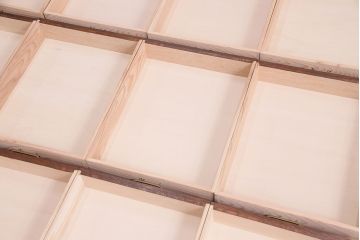 チェストを新規製作!オーク材、ヒバ材、シナ合板、ヒノキ材を使用。アンティークゴールドのアイアン取っ手を取り付け。赤味がかった濃い茶色で着色し仕上げ。(引き出し)