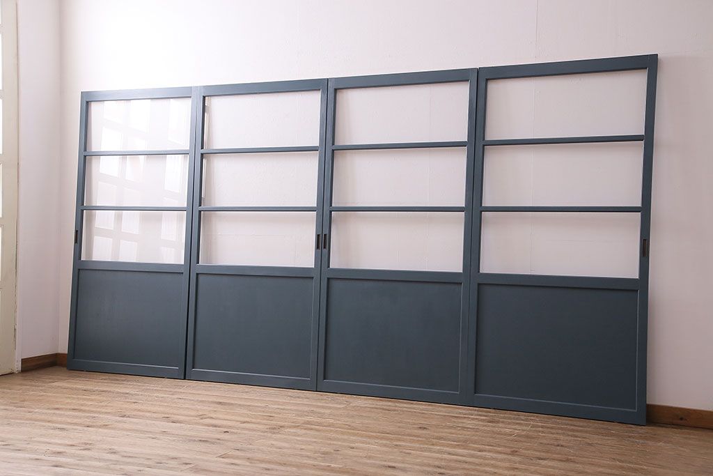 ガラス戸4枚を新規製作!ベアリング入ステンレス枠V型戸車を取り付け。クリアガラスを組み入れ。ネイビーのペイント仕上げ(引き戸、建具)