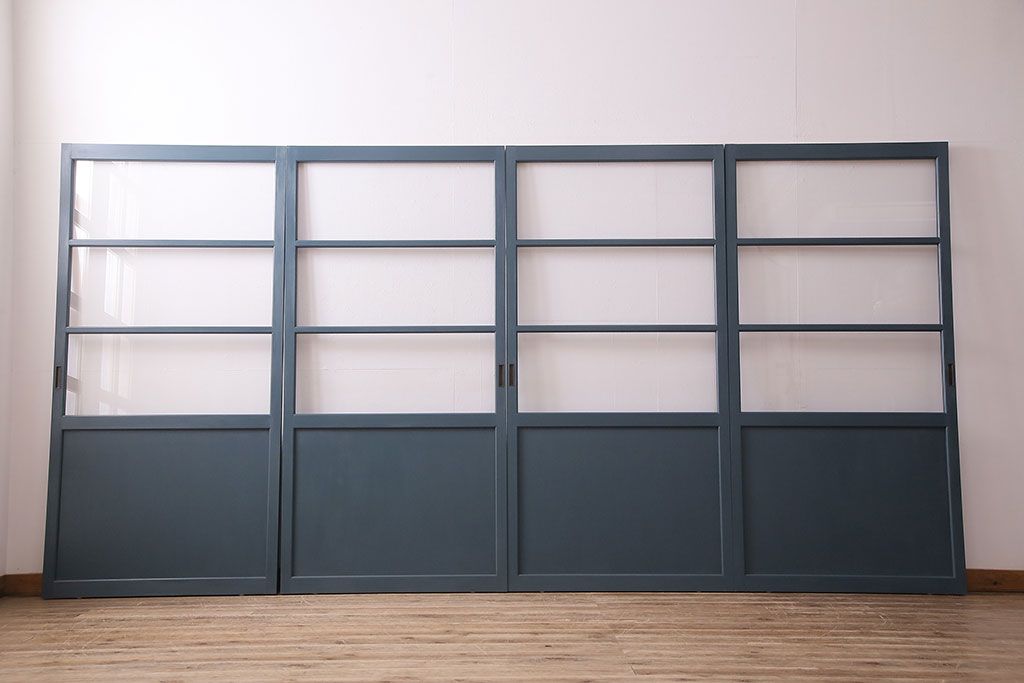 ガラス戸4枚を新規製作!ベアリング入ステンレス枠V型戸車を取り付け。クリアガラスを組み入れ。ネイビーのペイント仕上げ(引き戸、建具)