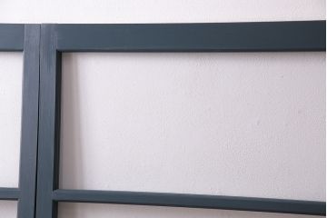 ガラス戸4枚を新規製作!ベアリング入ステンレス枠V型戸車を取り付け。クリアガラスを組み入れ。ネイビーのペイント仕上げ(引き戸、建具)