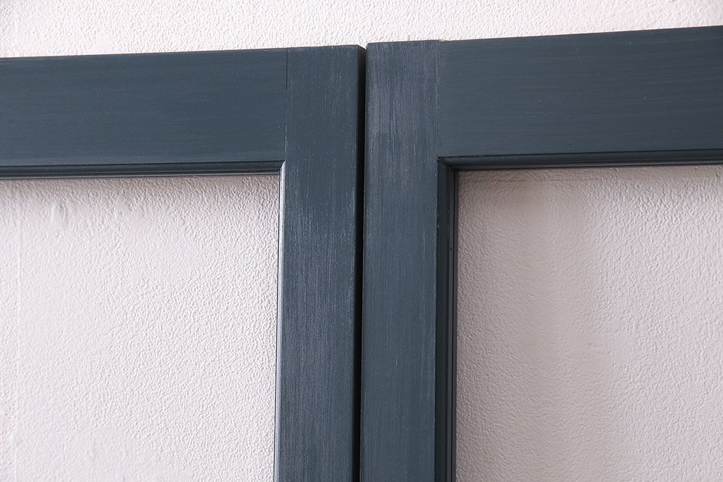 ガラス戸4枚を新規製作!ベアリング入ステンレス枠V型戸車を取り付け。クリアガラスを組み入れ。ネイビーのペイント仕上げ(引き戸、建具)