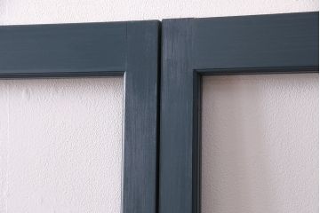 ガラス戸4枚を新規製作!ベアリング入ステンレス枠V型戸車を取り付け。クリアガラスを組み入れ。ネイビーのペイント仕上げ(引き戸、建具)