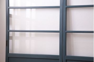 ガラス戸4枚を新規製作!ベアリング入ステンレス枠V型戸車を取り付け。クリアガラスを組み入れ。ネイビーのペイント仕上げ(引き戸、建具)