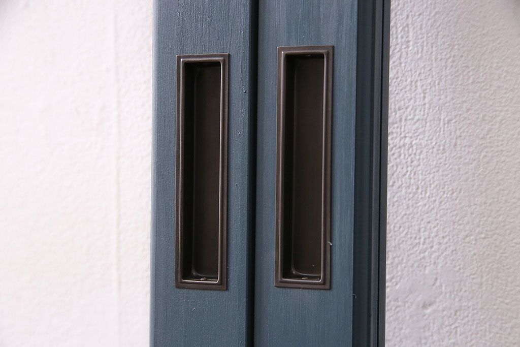 ガラス戸4枚を新規製作!ベアリング入ステンレス枠V型戸車を取り付け。クリアガラスを組み入れ。ネイビーのペイント仕上げ(引き戸、建具)