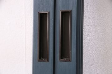 ガラス戸4枚を新規製作!ベアリング入ステンレス枠V型戸車を取り付け。クリアガラスを組み入れ。ネイビーのペイント仕上げ(引き戸、建具)