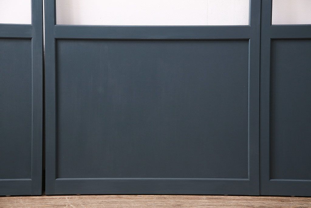 ガラス戸4枚を新規製作!ベアリング入ステンレス枠V型戸車を取り付け。クリアガラスを組み入れ。ネイビーのペイント仕上げ(引き戸、建具)