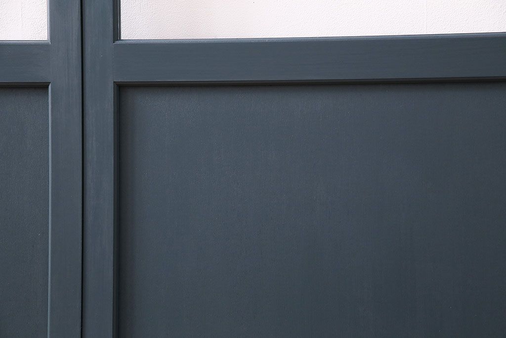 ガラス戸4枚を新規製作!ベアリング入ステンレス枠V型戸車を取り付け。クリアガラスを組み入れ。ネイビーのペイント仕上げ(引き戸、建具)