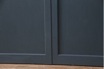 ガラス戸4枚を新規製作!ベアリング入ステンレス枠V型戸車を取り付け。クリアガラスを組み入れ。ネイビーのペイント仕上げ(引き戸、建具)