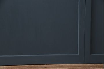 ガラス戸4枚を新規製作!ベアリング入ステンレス枠V型戸車を取り付け。クリアガラスを組み入れ。ネイビーのペイント仕上げ(引き戸、建具)