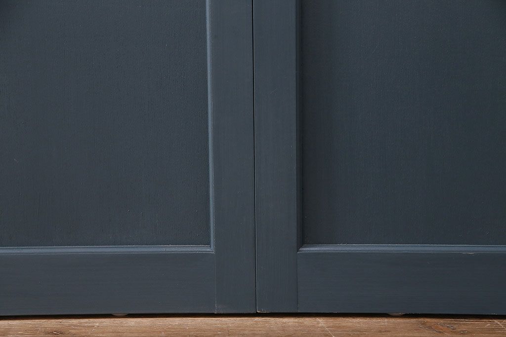 ガラス戸4枚を新規製作!ベアリング入ステンレス枠V型戸車を取り付け。クリアガラスを組み入れ。ネイビーのペイント仕上げ(引き戸、建具)