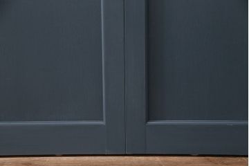 ガラス戸4枚を新規製作!ベアリング入ステンレス枠V型戸車を取り付け。クリアガラスを組み入れ。ネイビーのペイント仕上げ(引き戸、建具)