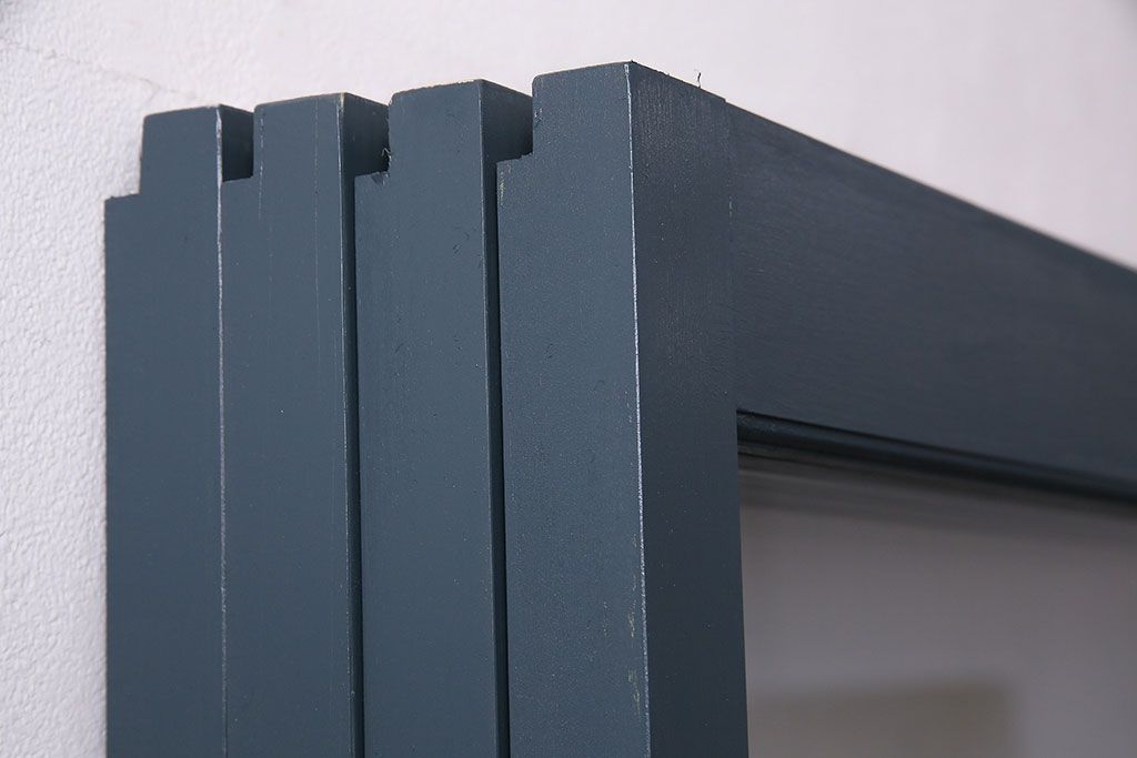 ガラス戸4枚を新規製作!ベアリング入ステンレス枠V型戸車を取り付け。クリアガラスを組み入れ。ネイビーのペイント仕上げ(引き戸、建具)