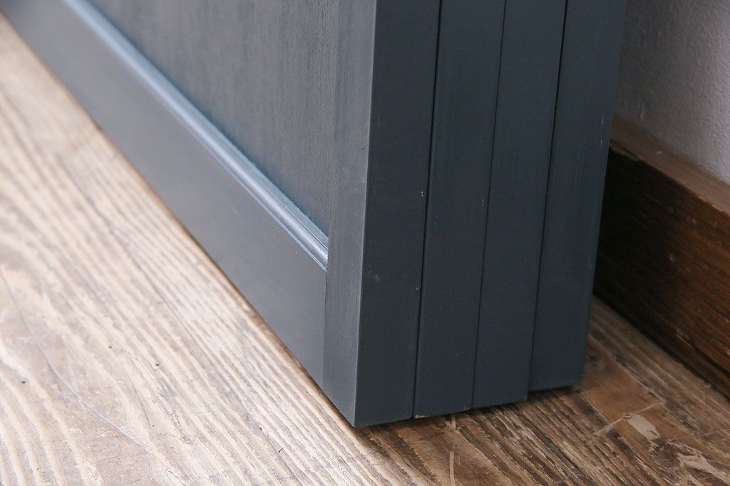 ガラス戸4枚を新規製作!ベアリング入ステンレス枠V型戸車を取り付け。クリアガラスを組み入れ。ネイビーのペイント仕上げ(引き戸、建具)