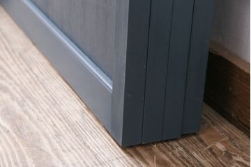 ガラス戸4枚を新規製作!ベアリング入ステンレス枠V型戸車を取り付け。クリアガラスを組み入れ。ネイビーのペイント仕上げ(引き戸、建具)