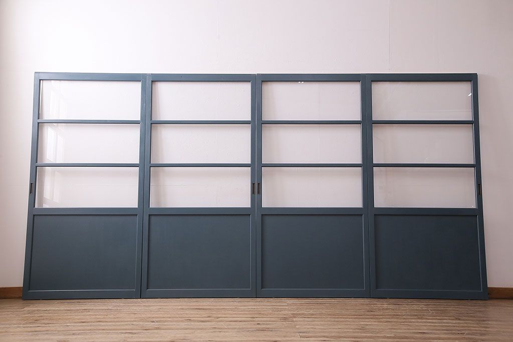 ガラス戸4枚を新規製作!ベアリング入ステンレス枠V型戸車を取り付け。クリアガラスを組み入れ。ネイビーのペイント仕上げ(引き戸、建具)