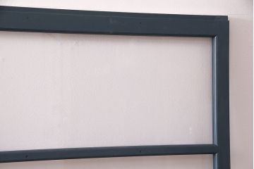 ガラス戸4枚を新規製作!ベアリング入ステンレス枠V型戸車を取り付け。クリアガラスを組み入れ。ネイビーのペイント仕上げ(引き戸、建具)