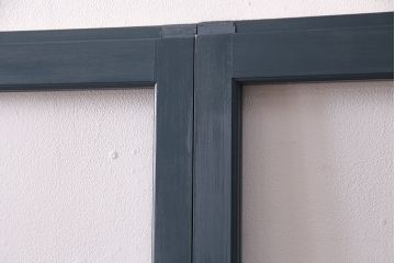 ガラス戸4枚を新規製作!ベアリング入ステンレス枠V型戸車を取り付け。クリアガラスを組み入れ。ネイビーのペイント仕上げ(引き戸、建具)