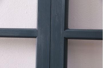 ガラス戸4枚を新規製作!ベアリング入ステンレス枠V型戸車を取り付け。クリアガラスを組み入れ。ネイビーのペイント仕上げ(引き戸、建具)