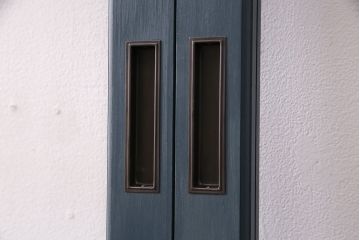 ガラス戸4枚を新規製作!ベアリング入ステンレス枠V型戸車を取り付け。クリアガラスを組み入れ。ネイビーのペイント仕上げ(引き戸、建具)