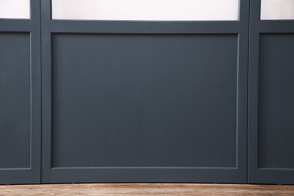 ガラス戸4枚を新規製作!ベアリング入ステンレス枠V型戸車を取り付け。クリアガラスを組み入れ。ネイビーのペイント仕上げ(引き戸、建具)