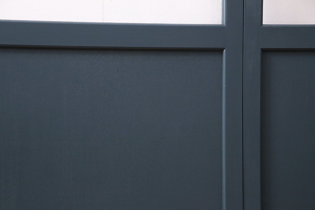 ガラス戸4枚を新規製作!ベアリング入ステンレス枠V型戸車を取り付け。クリアガラスを組み入れ。ネイビーのペイント仕上げ(引き戸、建具)