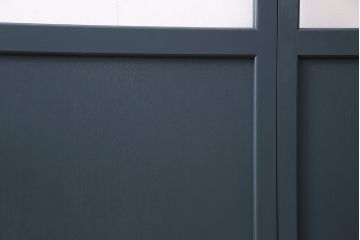 ガラス戸4枚を新規製作!ベアリング入ステンレス枠V型戸車を取り付け。クリアガラスを組み入れ。ネイビーのペイント仕上げ(引き戸、建具)