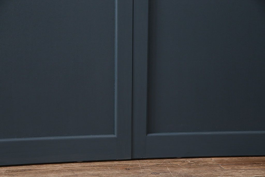 ガラス戸4枚を新規製作!ベアリング入ステンレス枠V型戸車を取り付け。クリアガラスを組み入れ。ネイビーのペイント仕上げ(引き戸、建具)