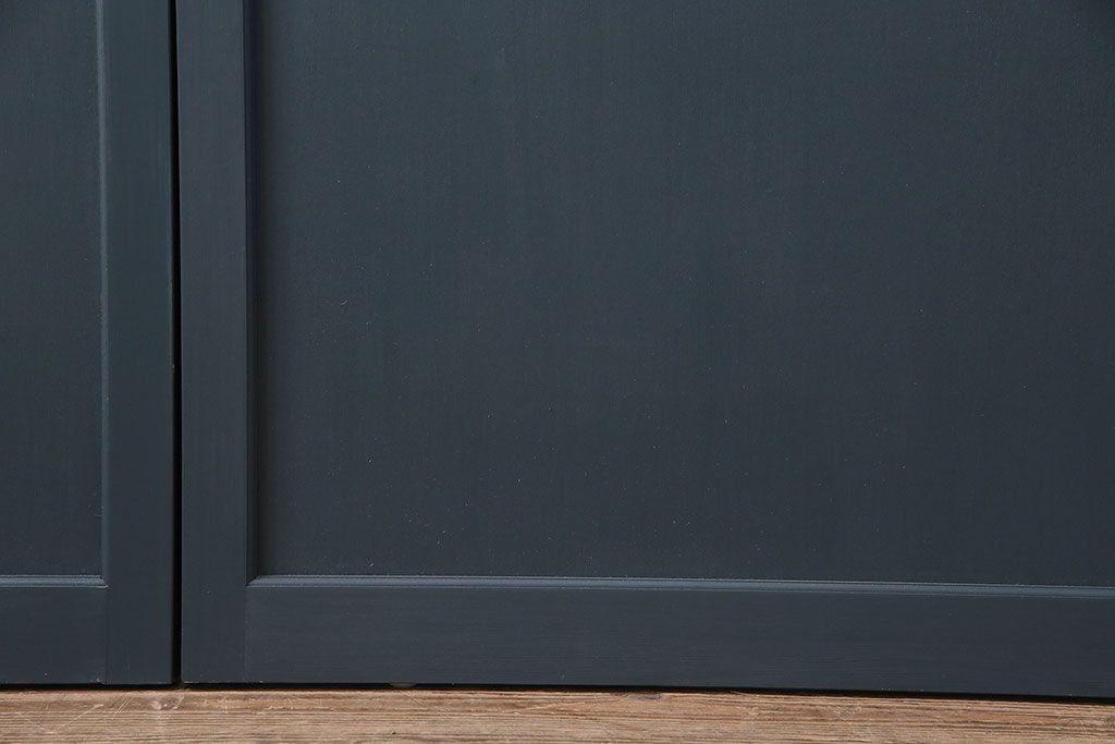 ガラス戸4枚を新規製作!ベアリング入ステンレス枠V型戸車を取り付け。クリアガラスを組み入れ。ネイビーのペイント仕上げ(引き戸、建具)