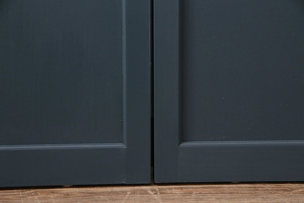 ガラス戸4枚を新規製作!ベアリング入ステンレス枠V型戸車を取り付け。クリアガラスを組み入れ。ネイビーのペイント仕上げ(引き戸、建具)