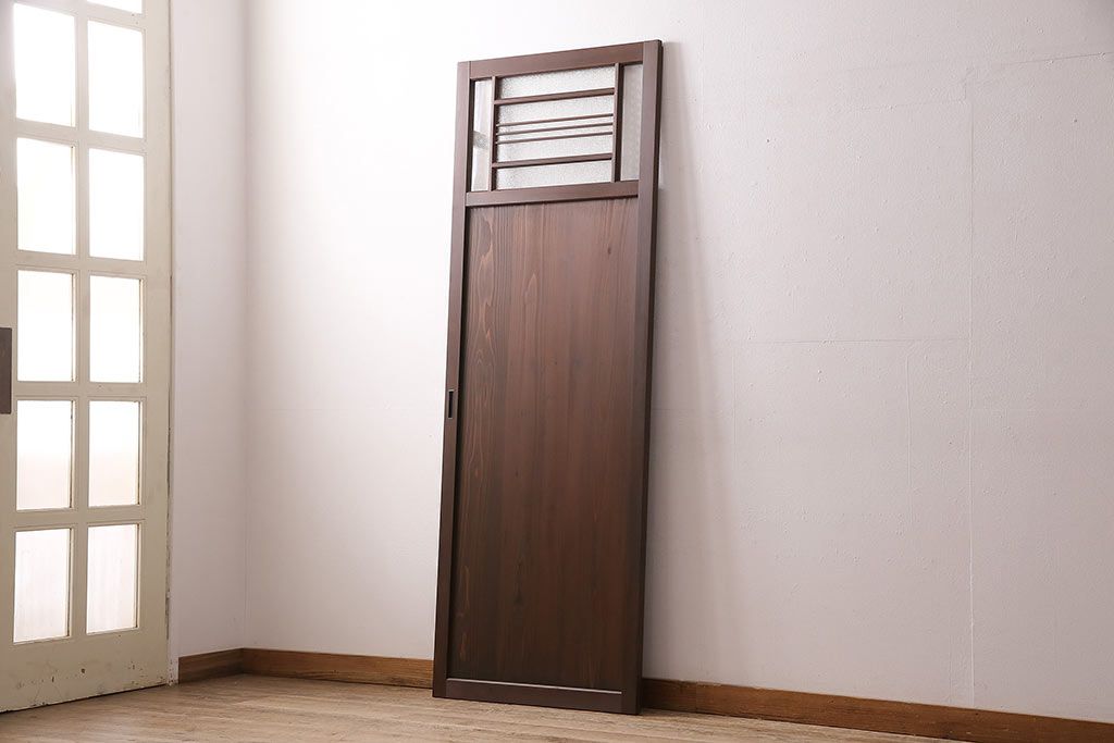 片引き戸を新規製作!戸車、引き手取り付け。麻の葉模様ガラス、ダイヤガラスを組み入れ。濃い茶色で着色し仕上げ。(建具)