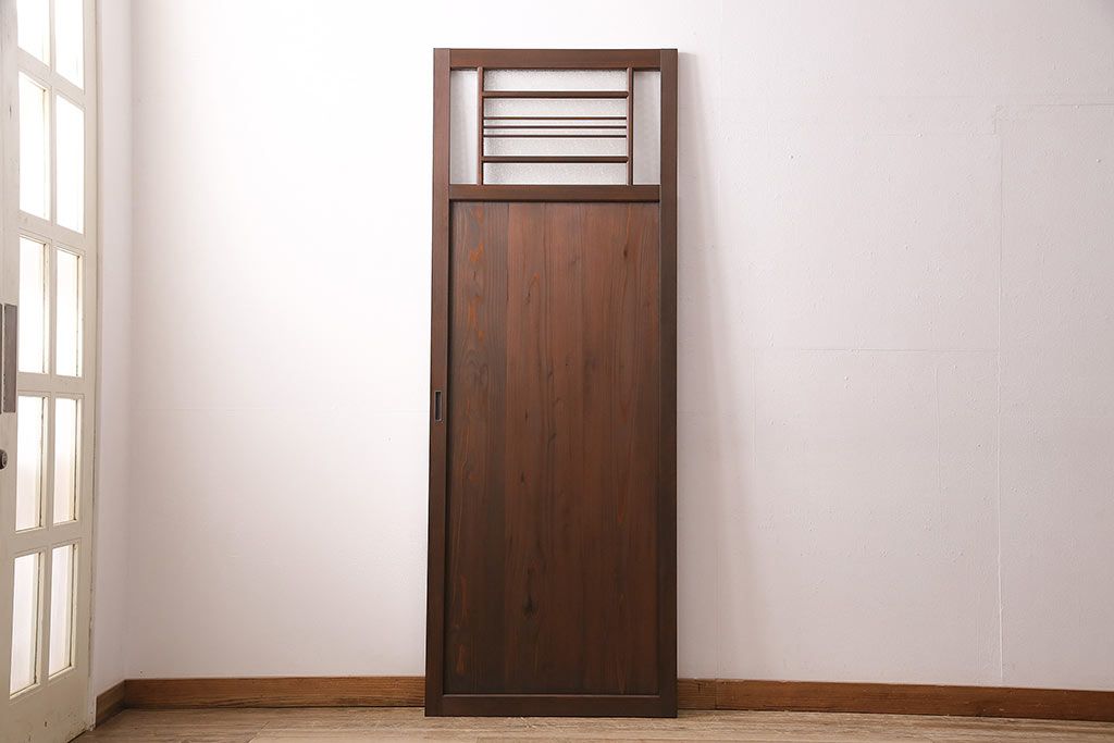 片引き戸を新規製作!戸車、引き手取り付け。麻の葉模様ガラス、ダイヤガラスを組み入れ。濃い茶色で着色し仕上げ。(建具)