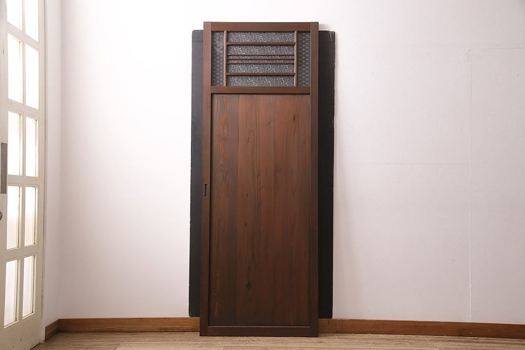 片引き戸を新規製作!戸車、引き手取り付け。麻の葉模様ガラス、ダイヤガラスを組み入れ。濃い茶色で着色し仕上げ。(建具)