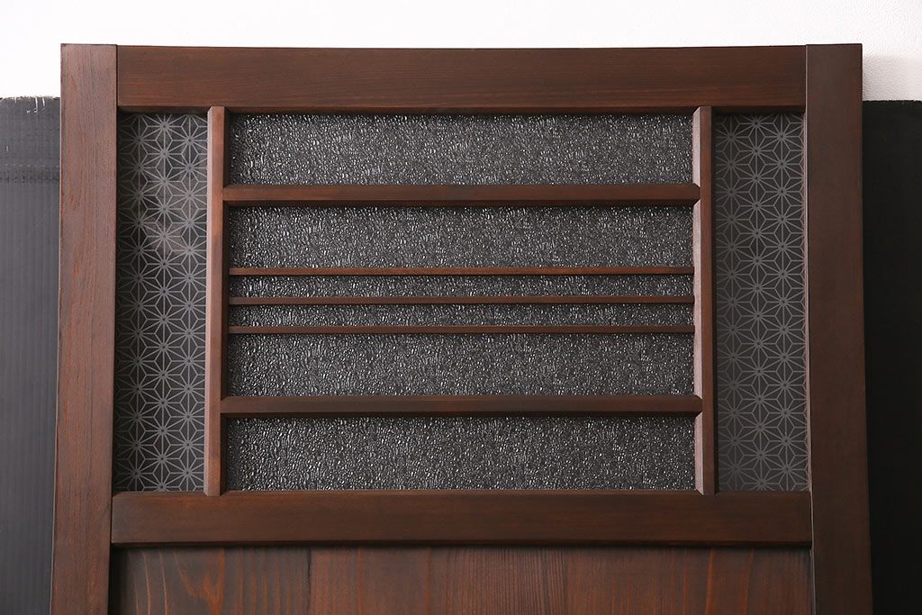 片引き戸を新規製作!戸車、引き手取り付け。麻の葉模様ガラス、ダイヤガラスを組み入れ。濃い茶色で着色し仕上げ。(建具)