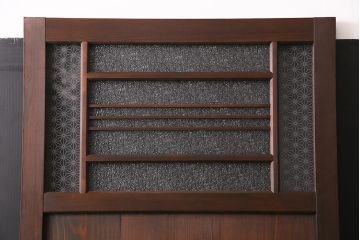 片引き戸を新規製作!戸車、引き手取り付け。麻の葉模様ガラス、ダイヤガラスを組み入れ。濃い茶色で着色し仕上げ。(建具)