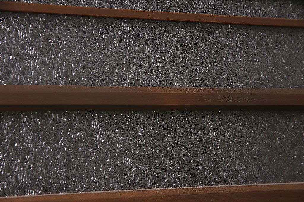 片引き戸を新規製作!戸車、引き手取り付け。麻の葉模様ガラス、ダイヤガラスを組み入れ。濃い茶色で着色し仕上げ。(建具)