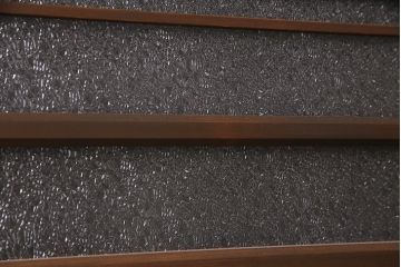 片引き戸を新規製作!戸車、引き手取り付け。麻の葉模様ガラス、ダイヤガラスを組み入れ。濃い茶色で着色し仕上げ。(建具)