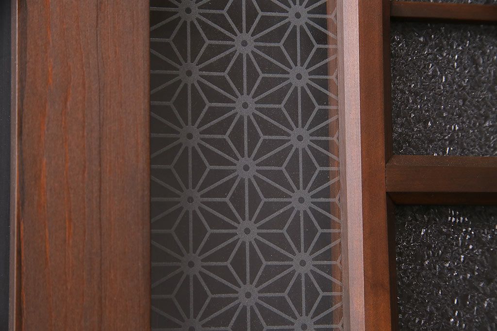 片引き戸を新規製作!戸車、引き手取り付け。麻の葉模様ガラス、ダイヤガラスを組み入れ。濃い茶色で着色し仕上げ。(建具)