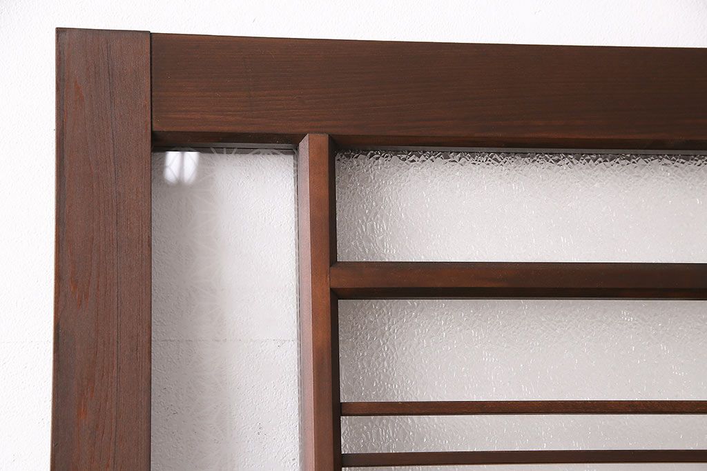 片引き戸を新規製作!戸車、引き手取り付け。麻の葉模様ガラス、ダイヤガラスを組み入れ。濃い茶色で着色し仕上げ。(建具)