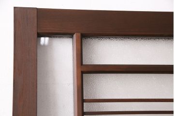 片引き戸を新規製作!戸車、引き手取り付け。麻の葉模様ガラス、ダイヤガラスを組み入れ。濃い茶色で着色し仕上げ。(建具)