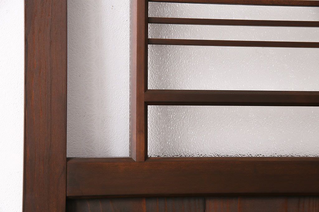 片引き戸を新規製作!戸車、引き手取り付け。麻の葉模様ガラス、ダイヤガラスを組み入れ。濃い茶色で着色し仕上げ。(建具)