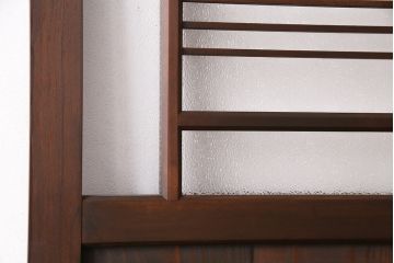 片引き戸を新規製作!戸車、引き手取り付け。麻の葉模様ガラス、ダイヤガラスを組み入れ。濃い茶色で着色し仕上げ。(建具)