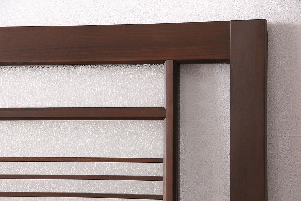 片引き戸を新規製作!戸車、引き手取り付け。麻の葉模様ガラス、ダイヤガラスを組み入れ。濃い茶色で着色し仕上げ。(建具)